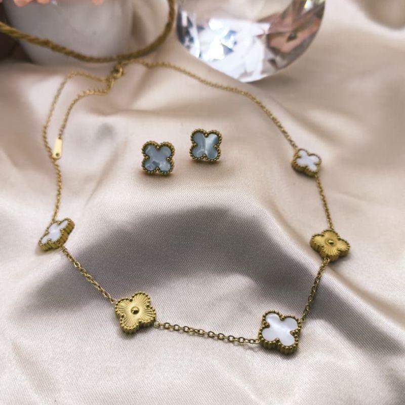 CONJUNTO COM TREVO BRANCO E DOURADO