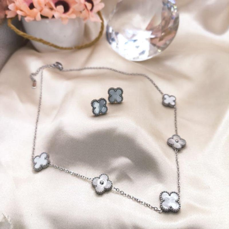 CONJUNTO COM TREVO BRANCO E EM AÇO