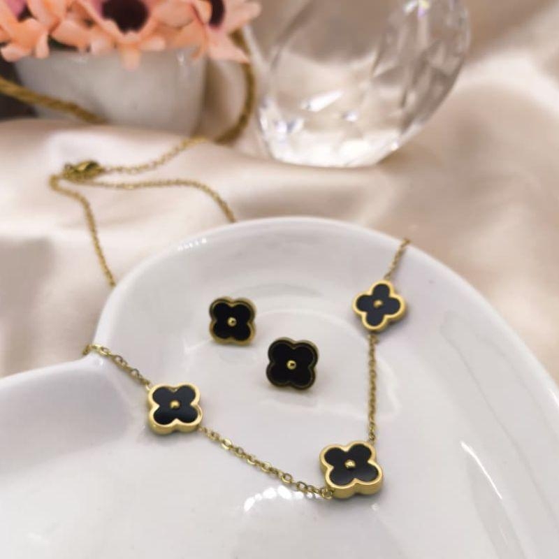 CONJUNTO COM TREVO PRETO COM PONTO DOURADO NO MEIO