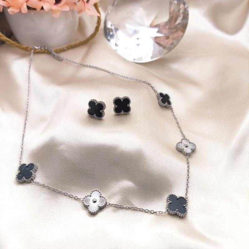 CONJUNTO COM TREVO PRETO E EM AÇO