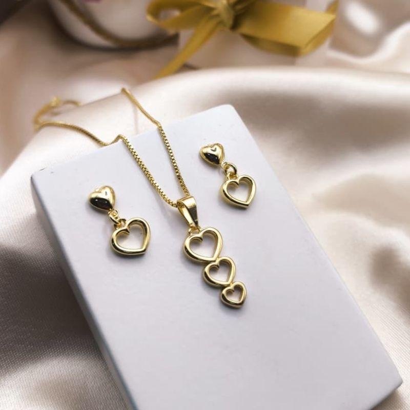 CONJUNTO INFANTIL CORAÇÃO E PINGENTE COM 3 CORAÇÕES