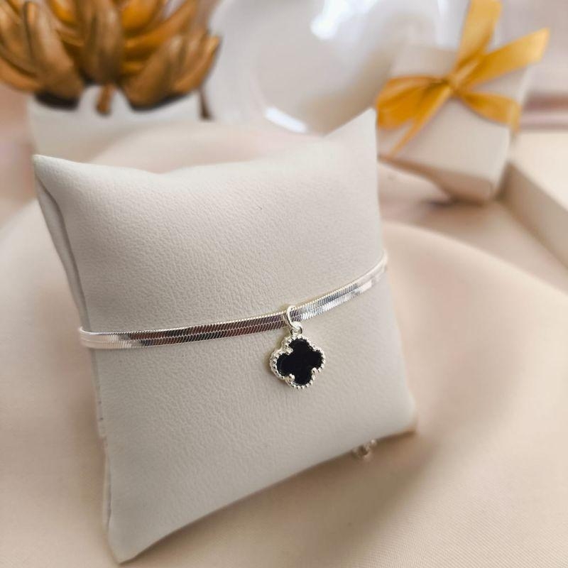 PULSEIRA FITA COM TREVO PRETO