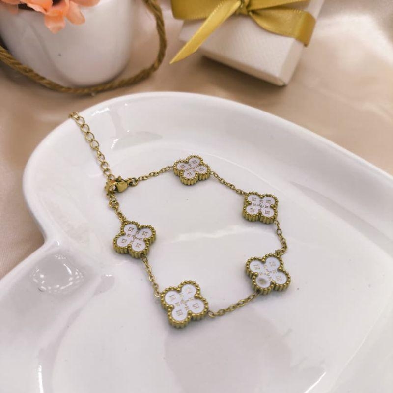 PULSEIRA TREVO BRANCO DETALHADO