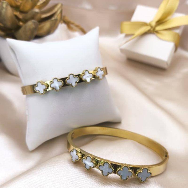 BRACELETE COM 5 TREVOS BRANCOS