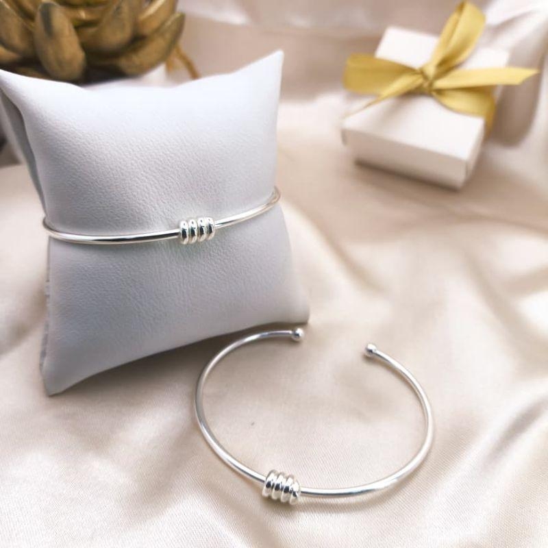 BRACELETE COM FIO ENRROLADO NO MEIO E ESFERAS NAS PONTAS