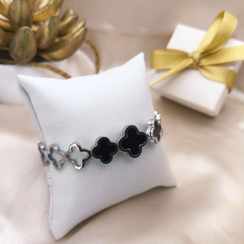 BRACELETE COM TREVO VAZADOS 3 PRETO NO MEIO