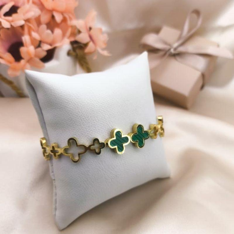 BRACELETE COM TREVO VAZADOS E VERDE