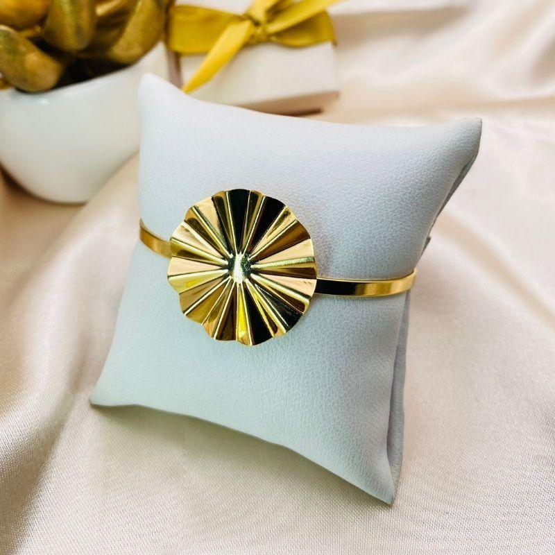 BRACELETE LISO CHATADO COM FLOR REDONDA ONDULADA