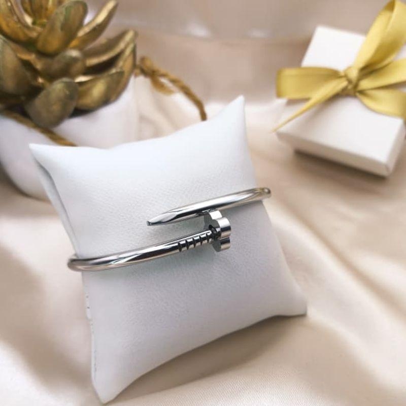 BRACELETE PREGO NA PONTA UM TREVO