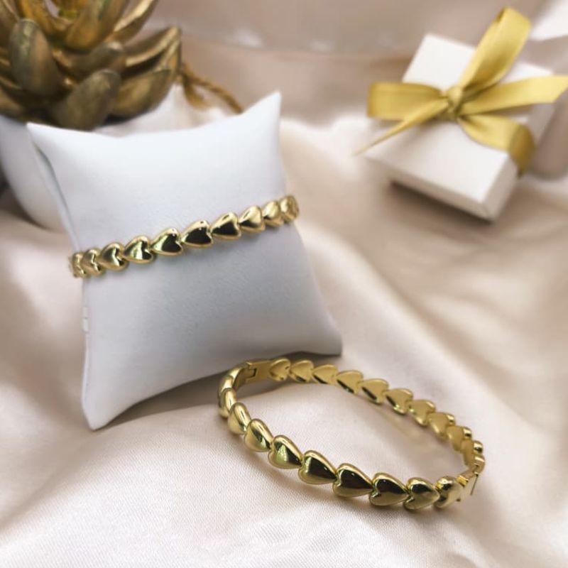 BRACELETE TODO EM CORAÇÕES