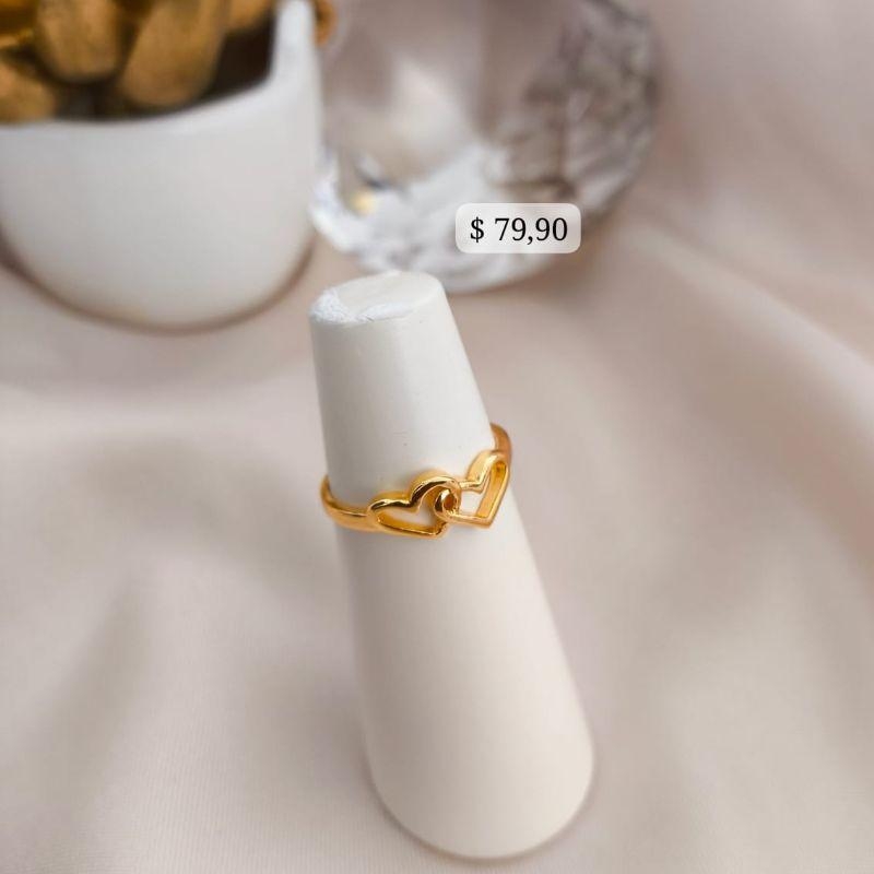 ANEL COM 2 CORAÇÕES UNIDOS TORTO LISOS VAZADOS