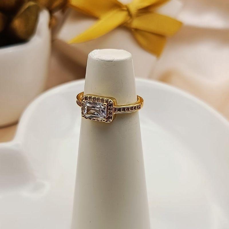 ANEL COM PEDRA RETANGULAR CRAVEJADO EM MICRO ZIRCONIA