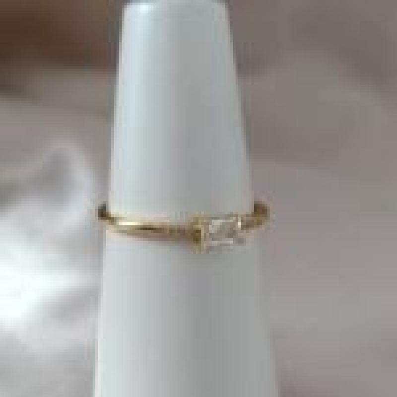 ANEL COM PEDRA SOLITARIA RETANGULAR