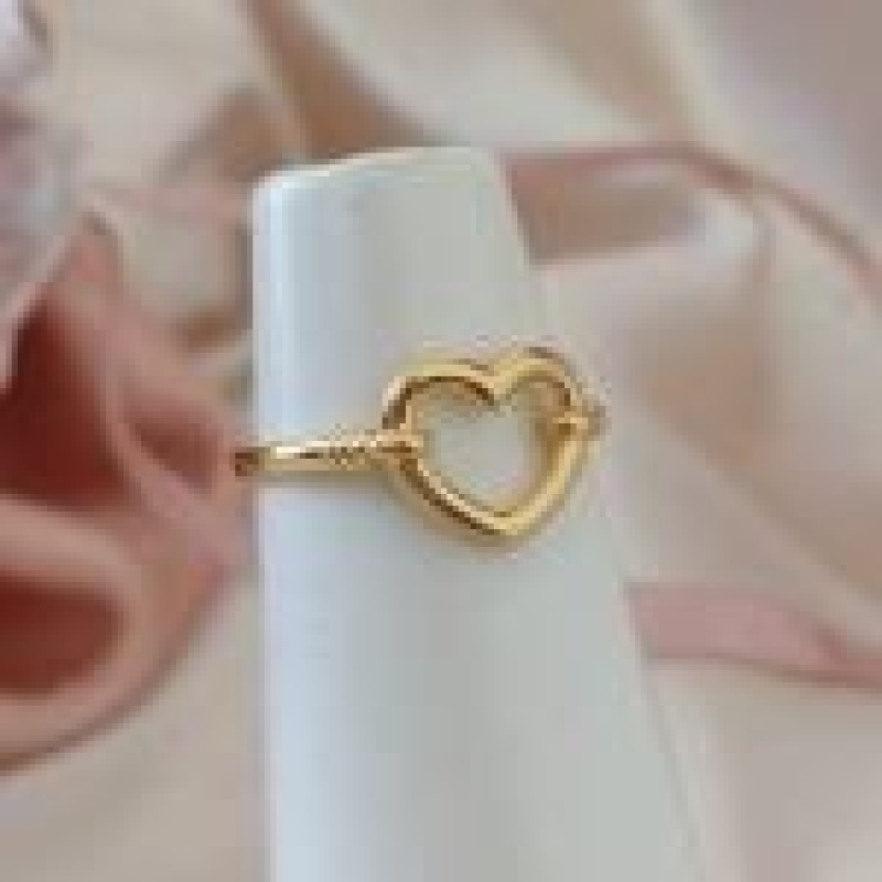 ANEL CORAÇÃO VAZADO COM DETALHES DOS LADOS