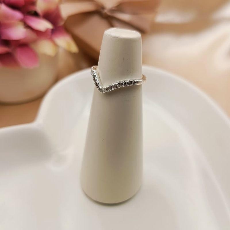 ANEL EM FORMA DE V CURVADO CRAVEJADO EM MICRO ZIRCONIA