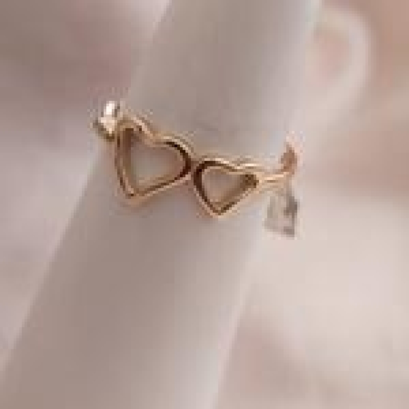 ANEL LISO COM 2 CORAÇÕES VAZADOS