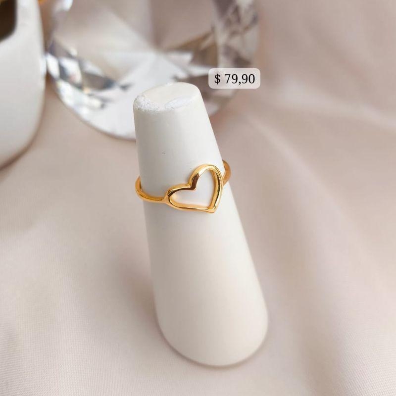 ANEL LISO COM CORAÇÃO VAZADO TORTO