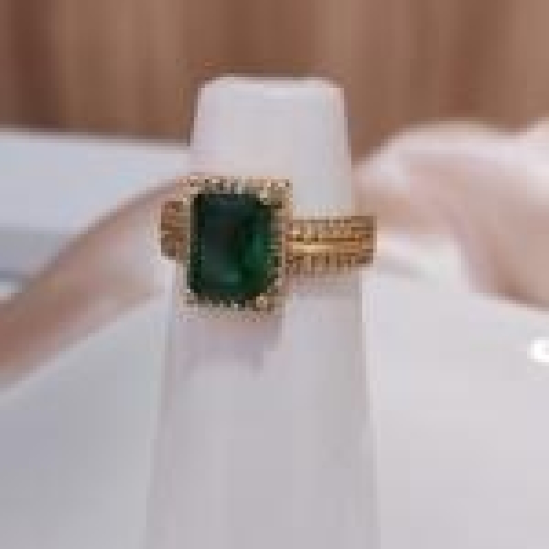 ANEL PEDRA VERDE QUADRADA LISO E CAVEJADO