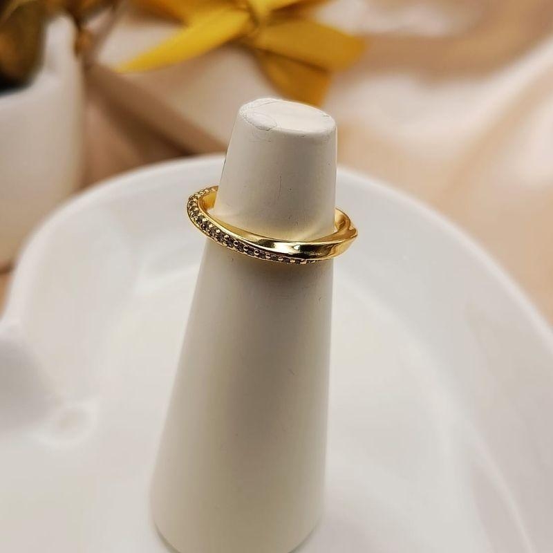 ANEL QUADRA TORCIDO CRAVEJADO EM MICRO ZIRCONIA