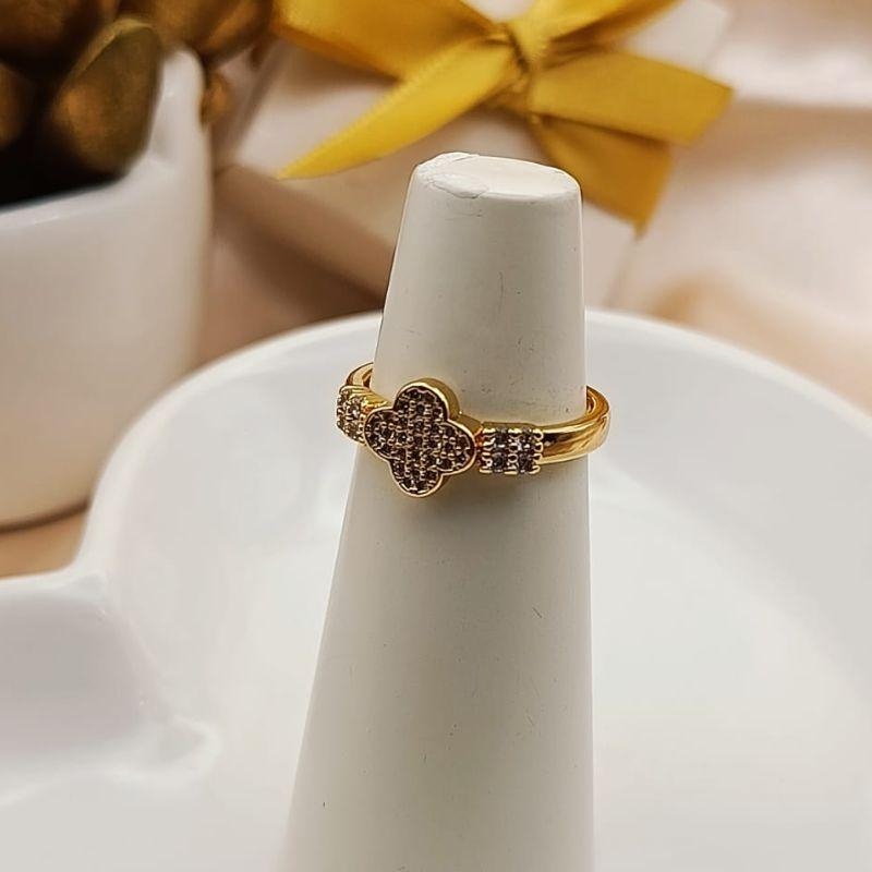 ANEL TREVO CRAVEJADO EM MICRO ZIRCONIA