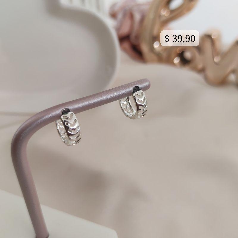 ARGOLA COM DETALHES VAZADOS EM V B. PRATA 925