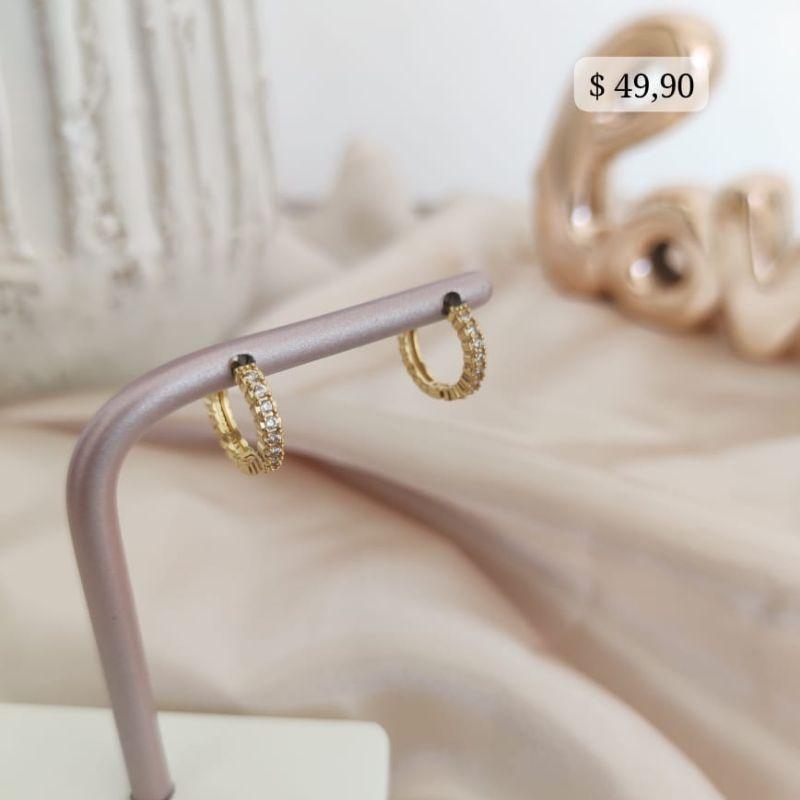 ARGOLA DETALHADA NAS LATERAIS COM 1 FILA DE ZIRCONIA M