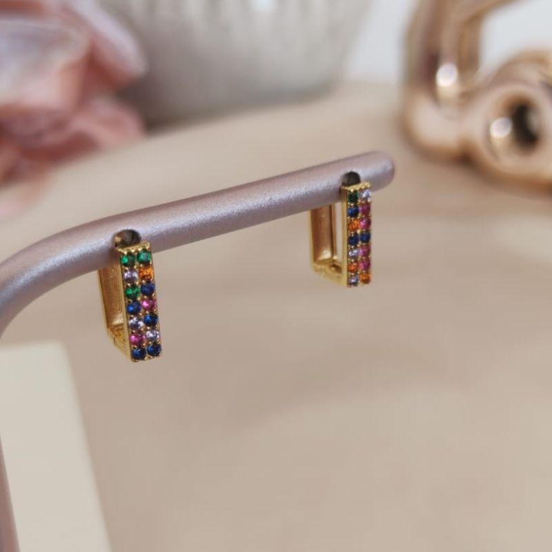 ARGOLA RETANGULAR CRAVEJADO EM MICRO ZIRCONIA COLORIDAS