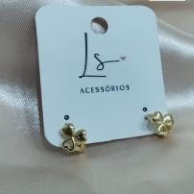 BRINCO ARGOLA 3 CORAÇÕES 2 LISOS E 1 VAZADO