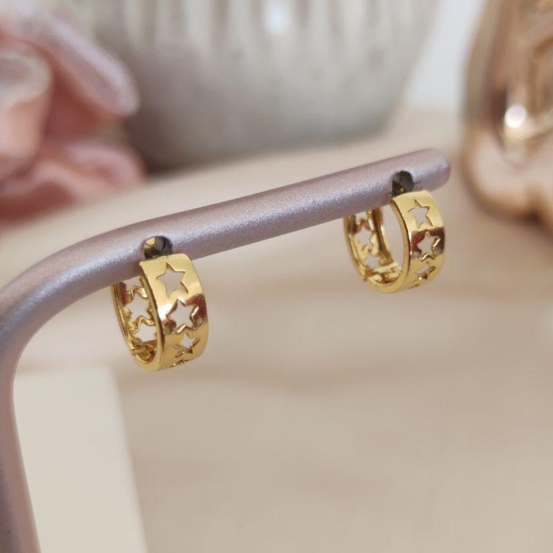 BRINCO ARGOLA COM ESTRELAS VAZADAS