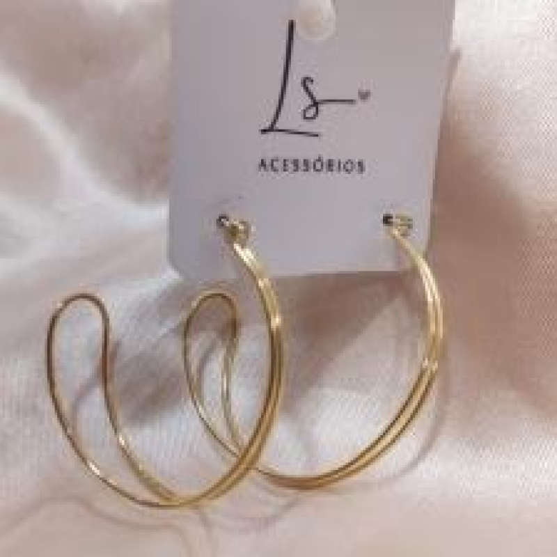 BRINCO ARGOLA DUPLA LISA VAZADA COM PONTO DE LUZ