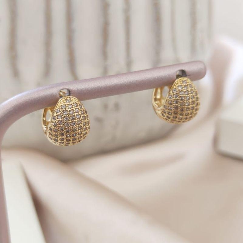 BRINCO ARGOLA EM FORMA DE GOTA COM 9 FILAS DE ZIRCONIA