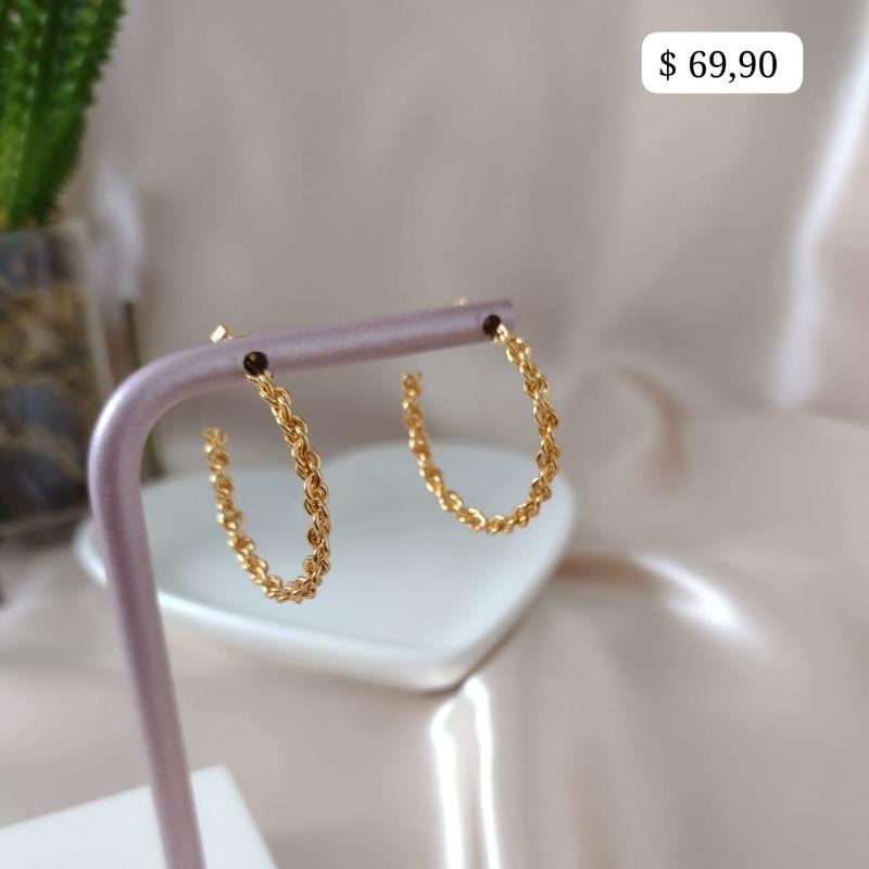 BRINCO ARGOLA FIOS ENTRELAÇADOS ARREDONDADO