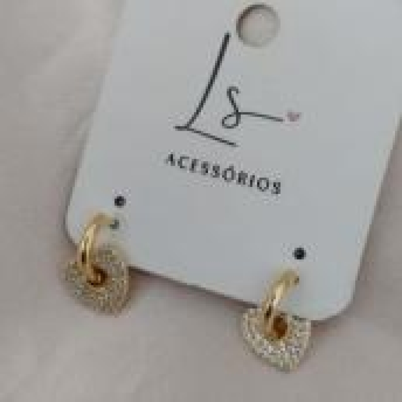 BRINCO ARGOLA LISA COM CORAÇÃO CRAVEJADO ZIRCONIA