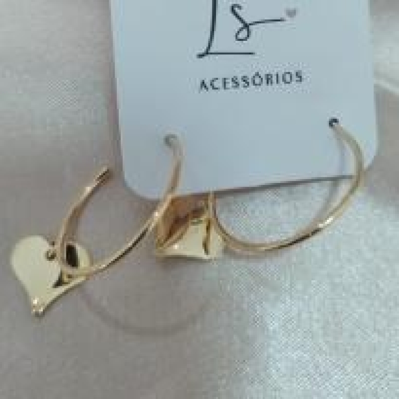 BRINCO ARGOLA LISA COM CORAÇÃO PENDURADO LISO