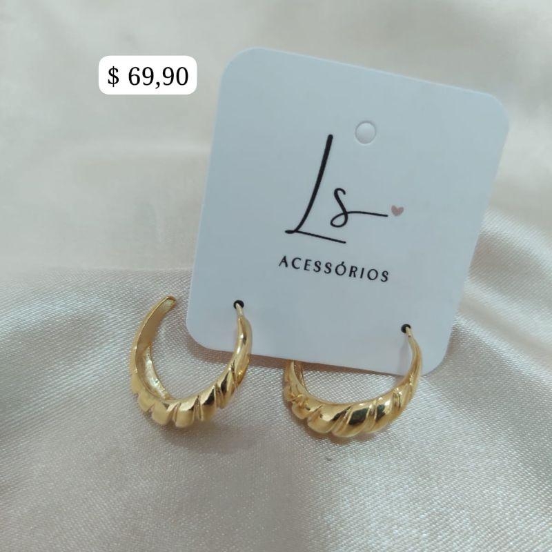 BRINCO ARGOLA LISA COM DETALHES DE TRANÇAS