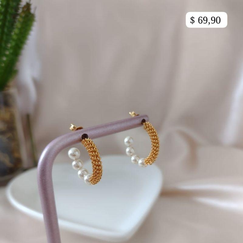 BRINCO ARGOLA METADE FOSCA E PEROLAS