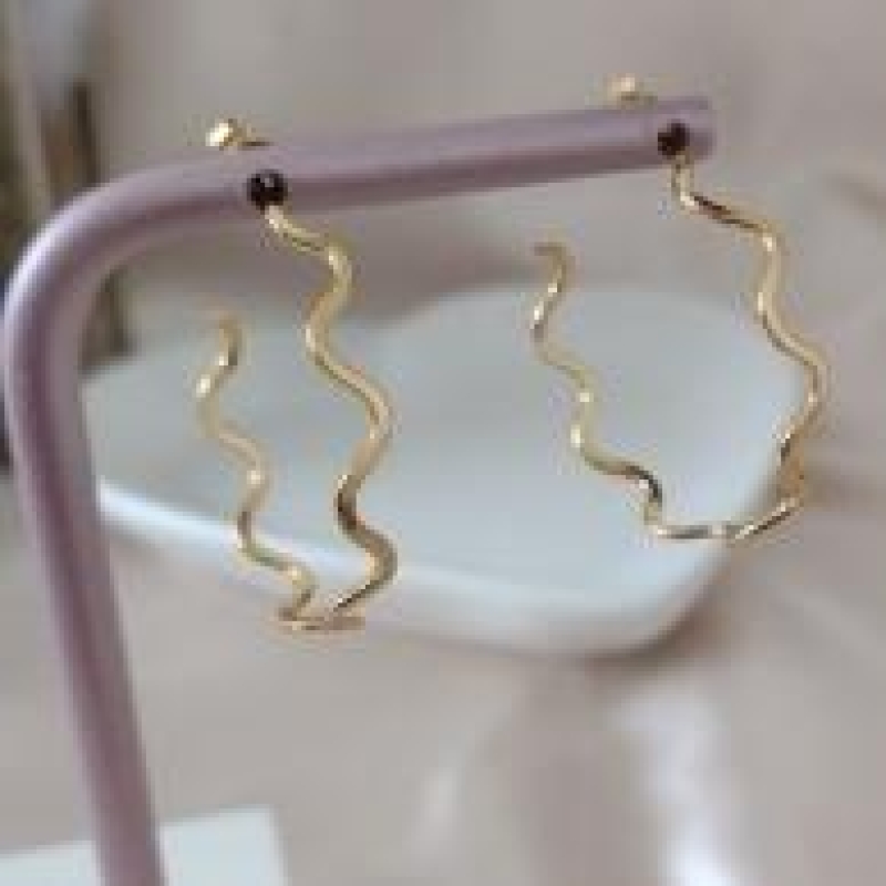 BRINCO ARGOLA ONDULADA LISA 32MM