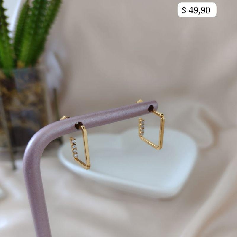 BRINCO ARGOLA QUADRADA ZIRCONIA ATRÁS