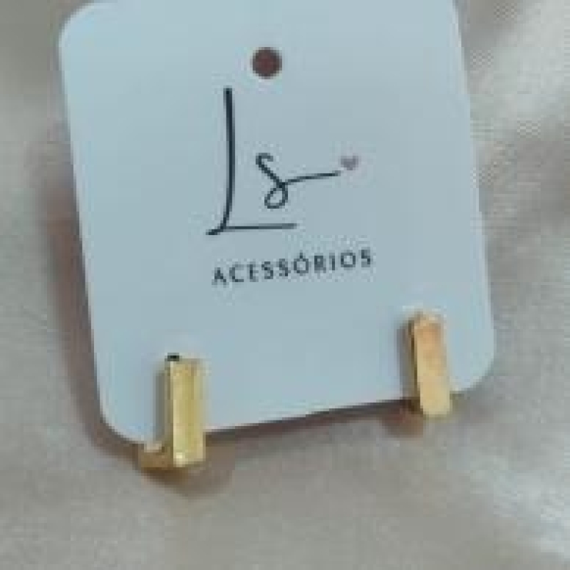 BRINCO ARGOLA RETANGULAR CHATADO NA FRENTE LISO