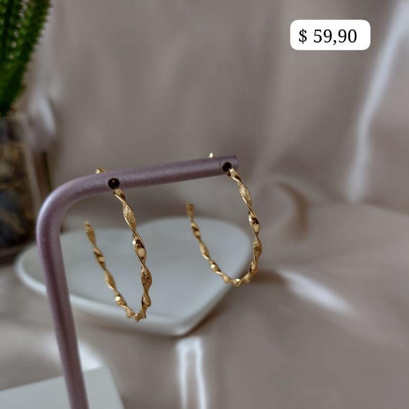 BRINCO ARGOLA TORCIDA LISA E CRAQUELADA 37MM