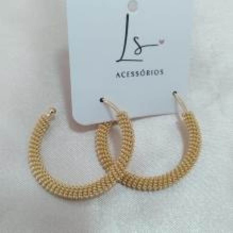 BRINCO ARGOLA TRANÇADA AO REDOR COM ARO POR DENTRO