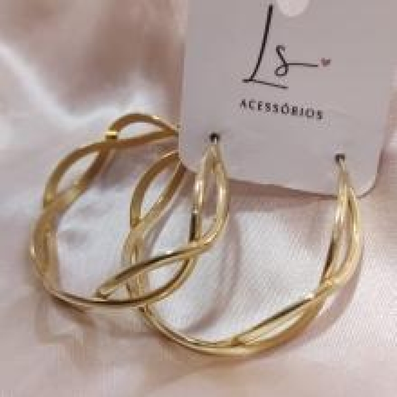 BRINCO ARGOLA TRANÇADA VAZADA LISA ELO MAIOR