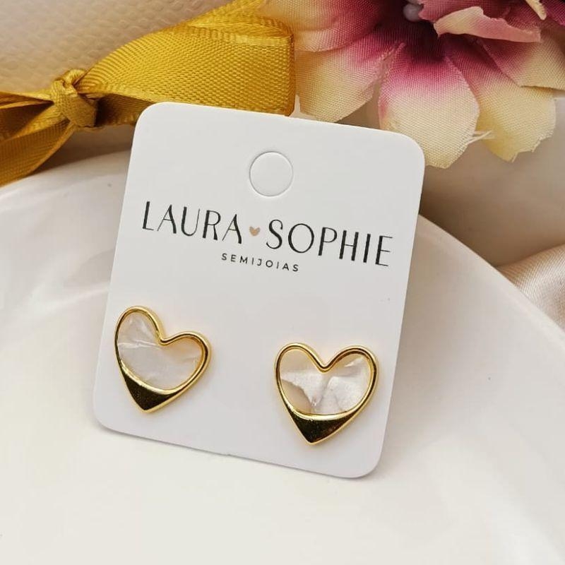BRINCO CORAÇÃO COM PLACA RESINADA NO MEIO