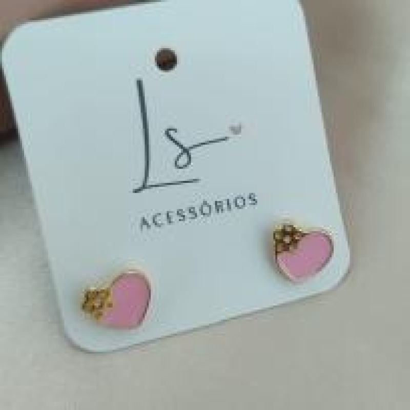 BRINCO CORAÇÃO ROSA ESMALTADO