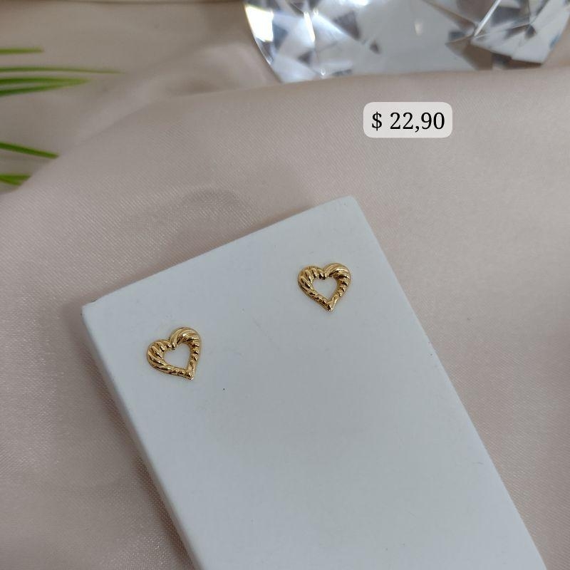 BRINCO CORAÇÃO VAZADO COM LISTRAS LATERAIS