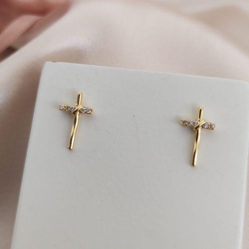 BRINCO CRUZ CRAVEJADO EM MICRO ZIRCONIA