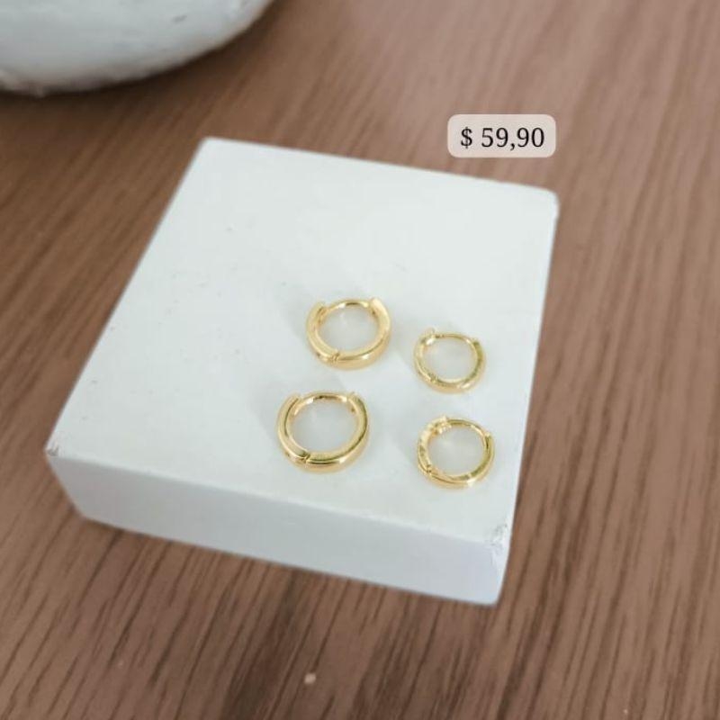 BRINCO DUPLO DE ARGOLAS QUADRICULADA LISAS P,M