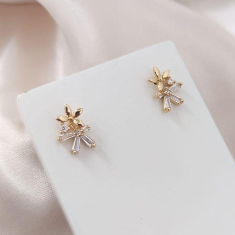 BRINCO EM FORMA DE FLOR LISO E CRAVEJADO EM ZIRCONIA