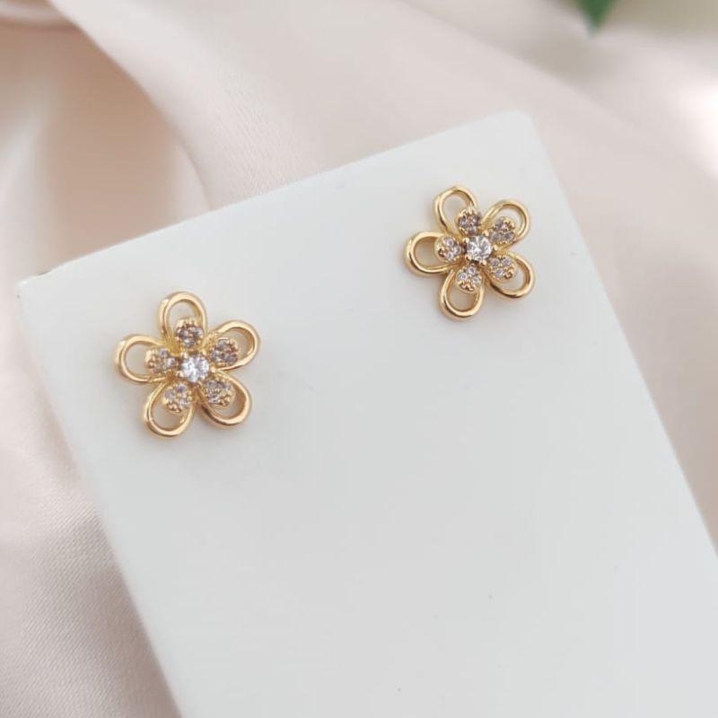 BRINCO EM FORMA DE FLOR VAZADA E CRAVEJADA COM ZIRCONIA