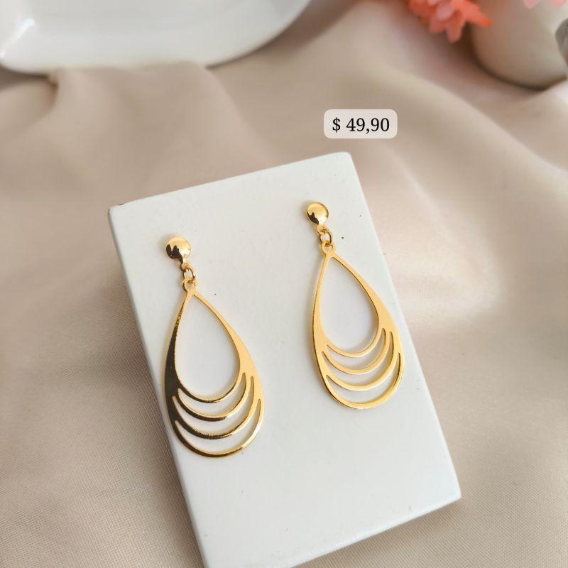 BRINCO EM FORMA DE GOTA VAZADA